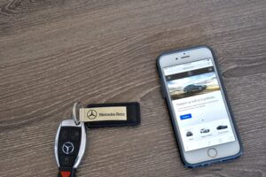 Car keys next to a phone with automotive SMS 