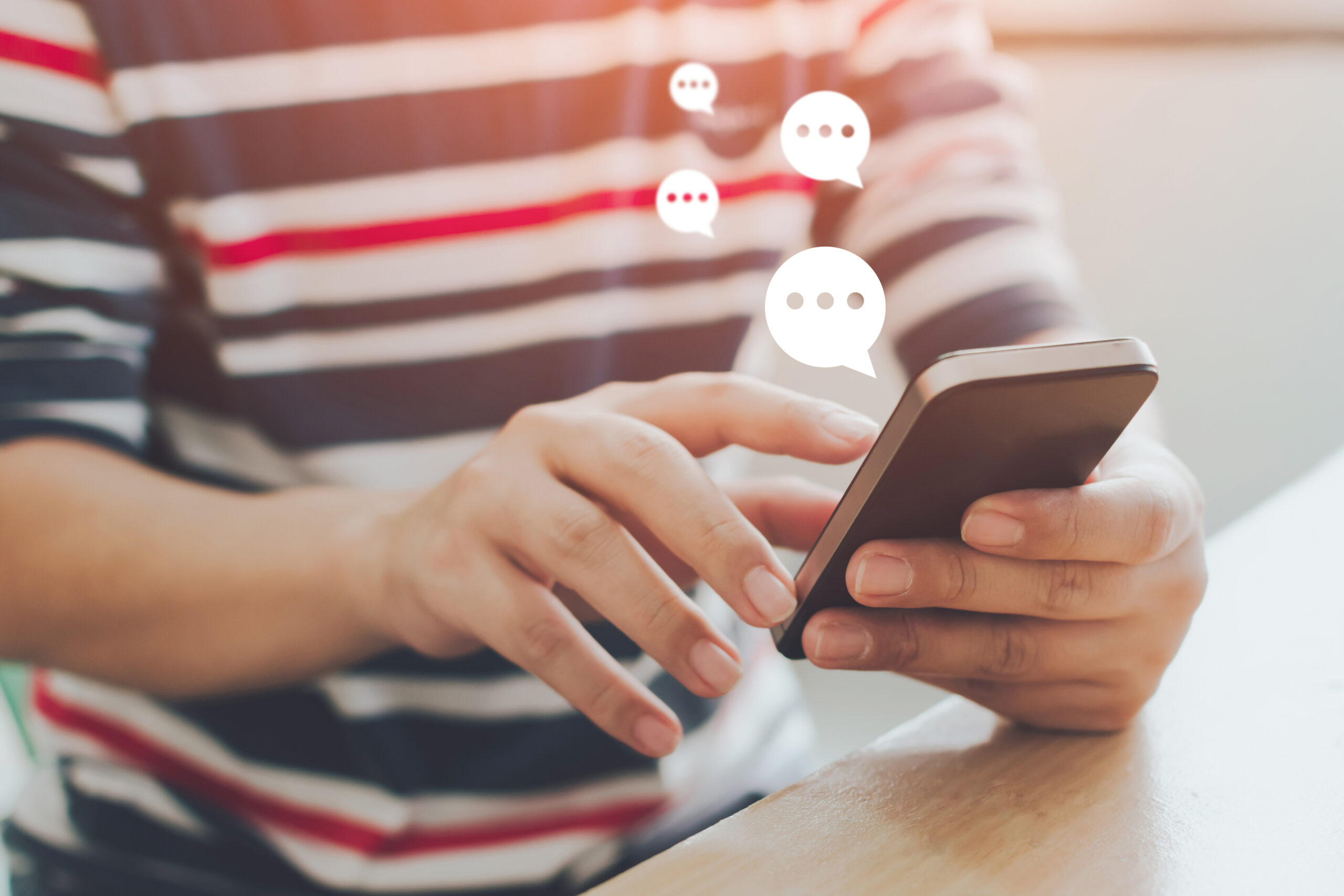 Hands texting using conversational customer engagement