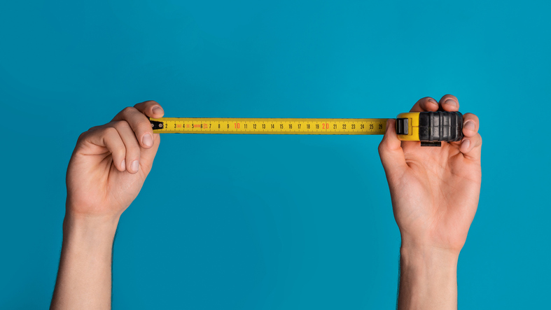 Hands holding tape measure to demonstrate conversational marketing KPI