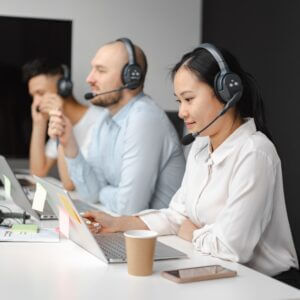 Conversational support specialist using a desktop support software and their mobile phone