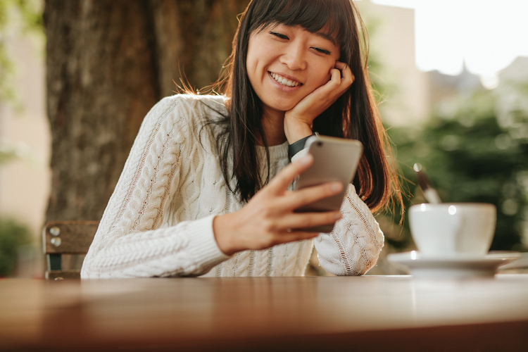 Woman receiving a thank you text