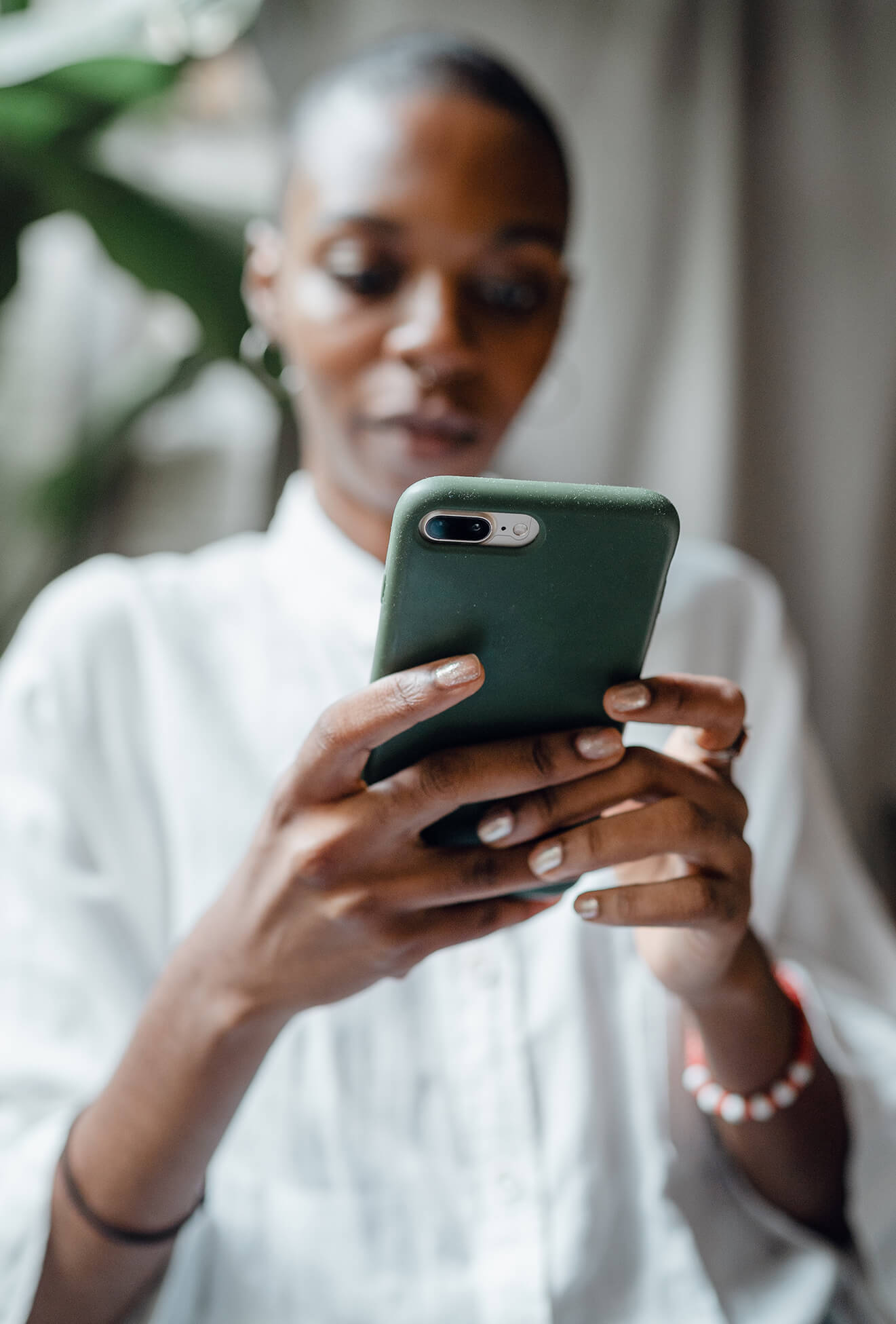 Black businesswoman responding to a customer through finance SMS