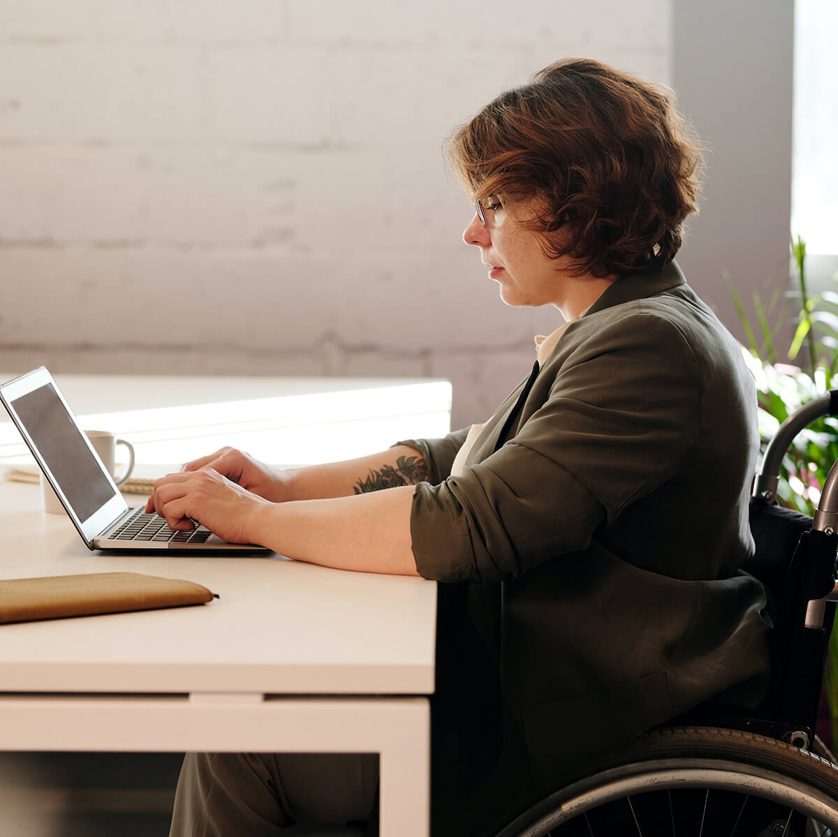 Team member in wheelchair checking customer chats in her omnichannel messaging platform