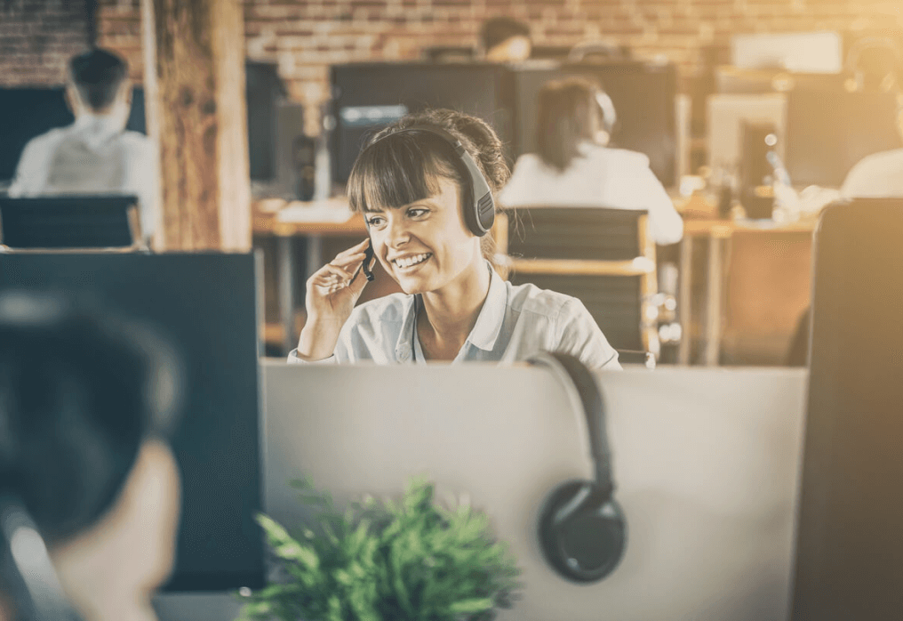 Omnichannel agent on phone at computer.